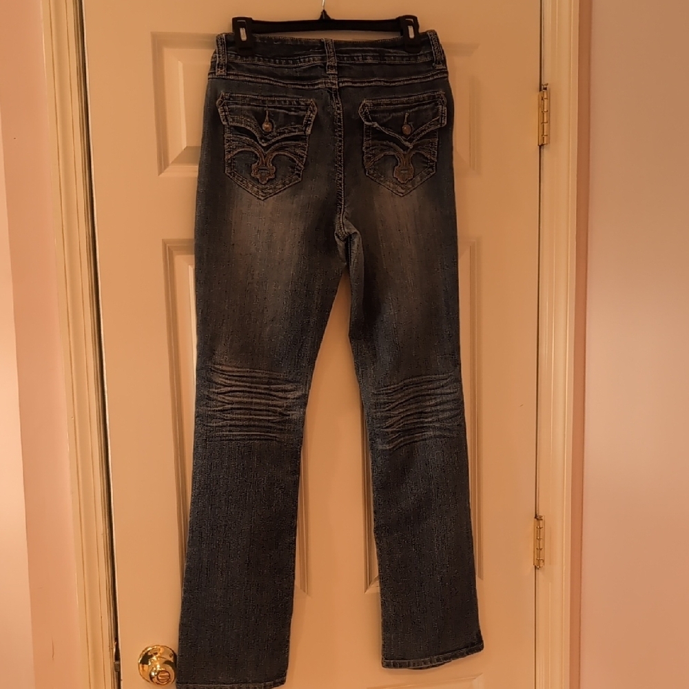 Stylish Blue Straight Leg Jeans with Segmented Stitching